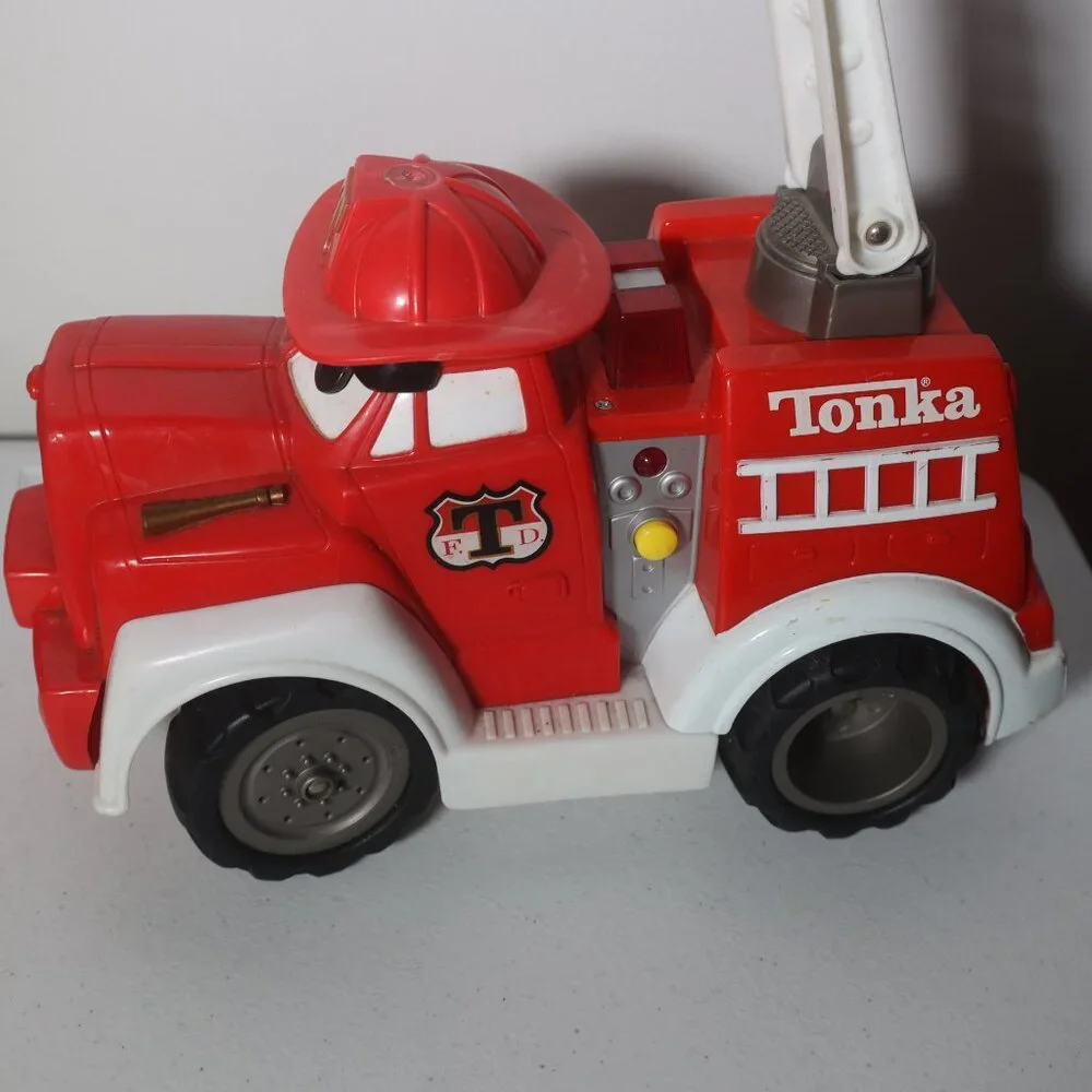 Hasbro 2000 TONKA Chuck My Talking Fire Truck Red Plastic 13
